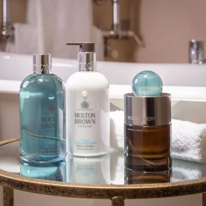 Molton Brown Coastal Cypress & Sea Fennel - Gel Doccia Unisex 300 ml con Fragranza Marittima e Ingredienti Naturali