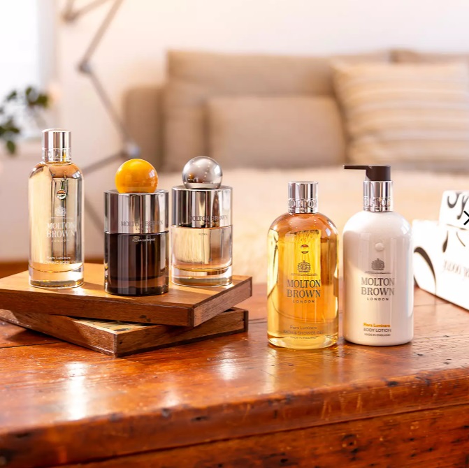 Molton Brown Flora Luminare Lozione Corpo 300ml - Idratante e Profumata con Note di Fiori d'Arancio, Ylang-Ylang, Gelsomino, Rosa e Vaniglia