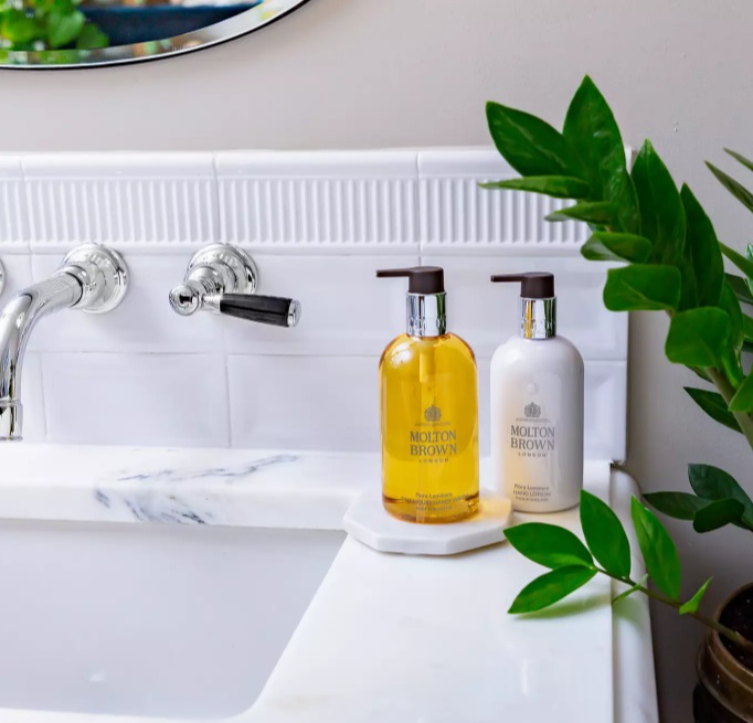 Molton Brown Flora Luminare Sapone Liquido 300 ml - Energizzante con Fiori d'Arancio, Frangipani Polinesiano e Vaniglia