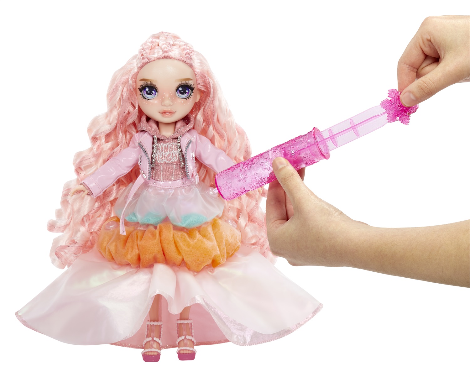 Rainbow High Winter Wonderland - Bella (Rosa) - Bambola fashion da 28 cm con neve magica e kit per pupazzo di neve