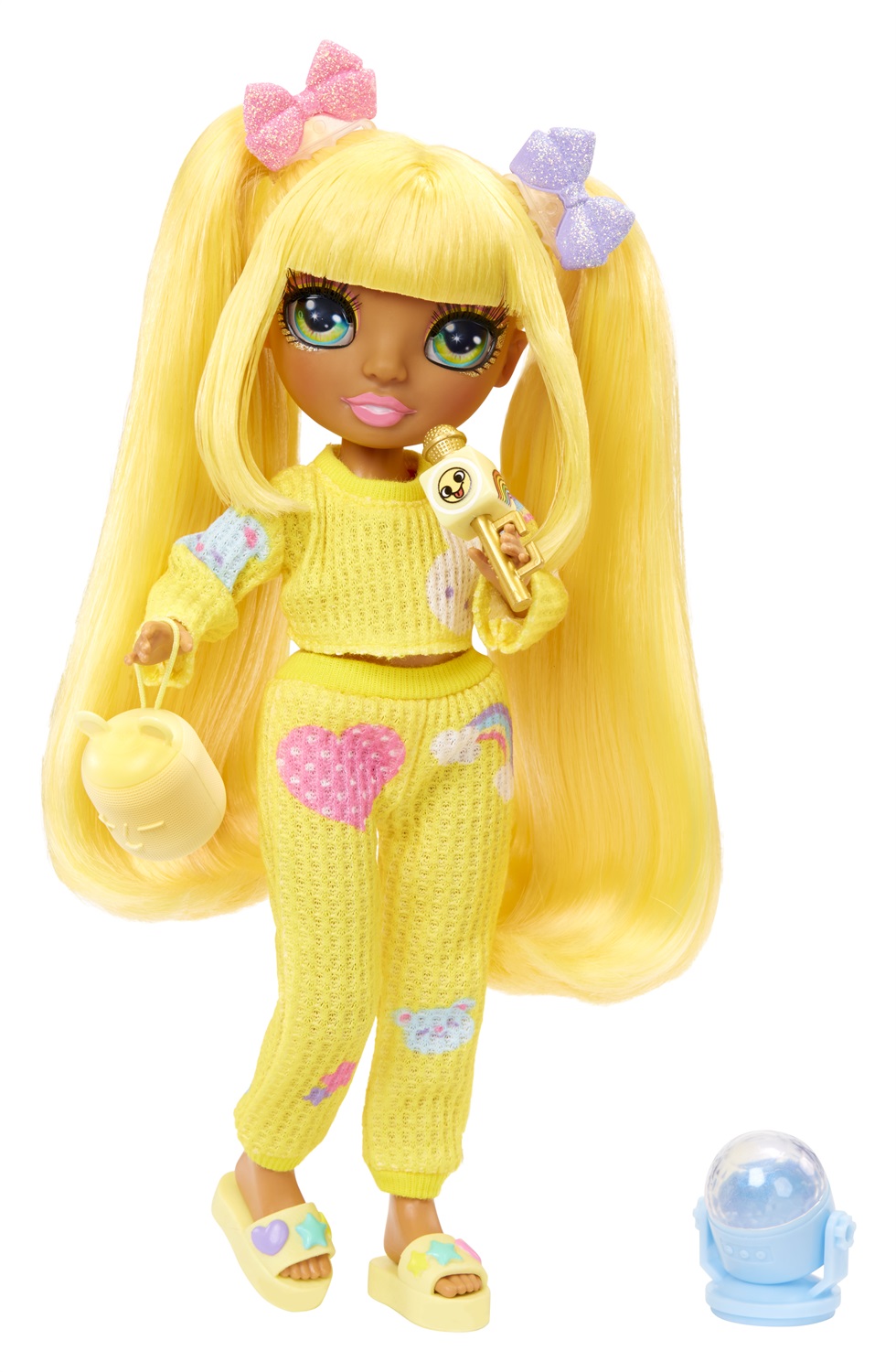 MGA Rainbow High Junior High PJ Party Fashion Doll - Sunny (Giallo) con Pigiama Due Pezzi, Pantofole e Accessori Musicali