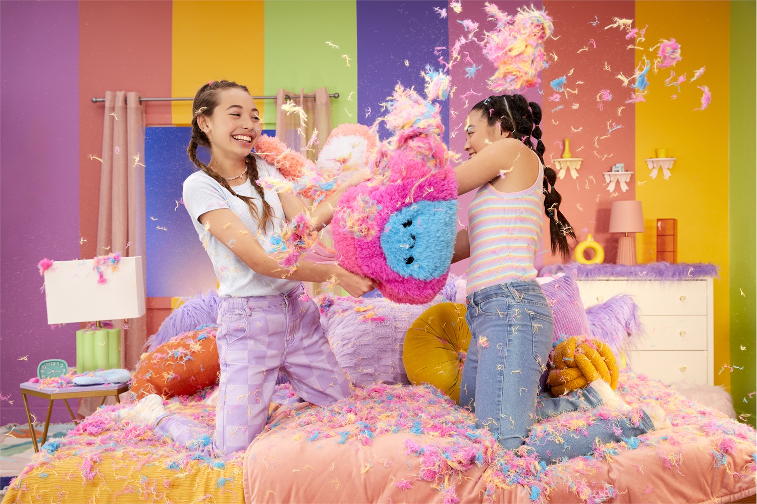 MGA ENTERTAINMENT Fluffie Stuffiez Pillow Fight - Cuscino in peluche Bunny per divertenti battaglie di cuscini