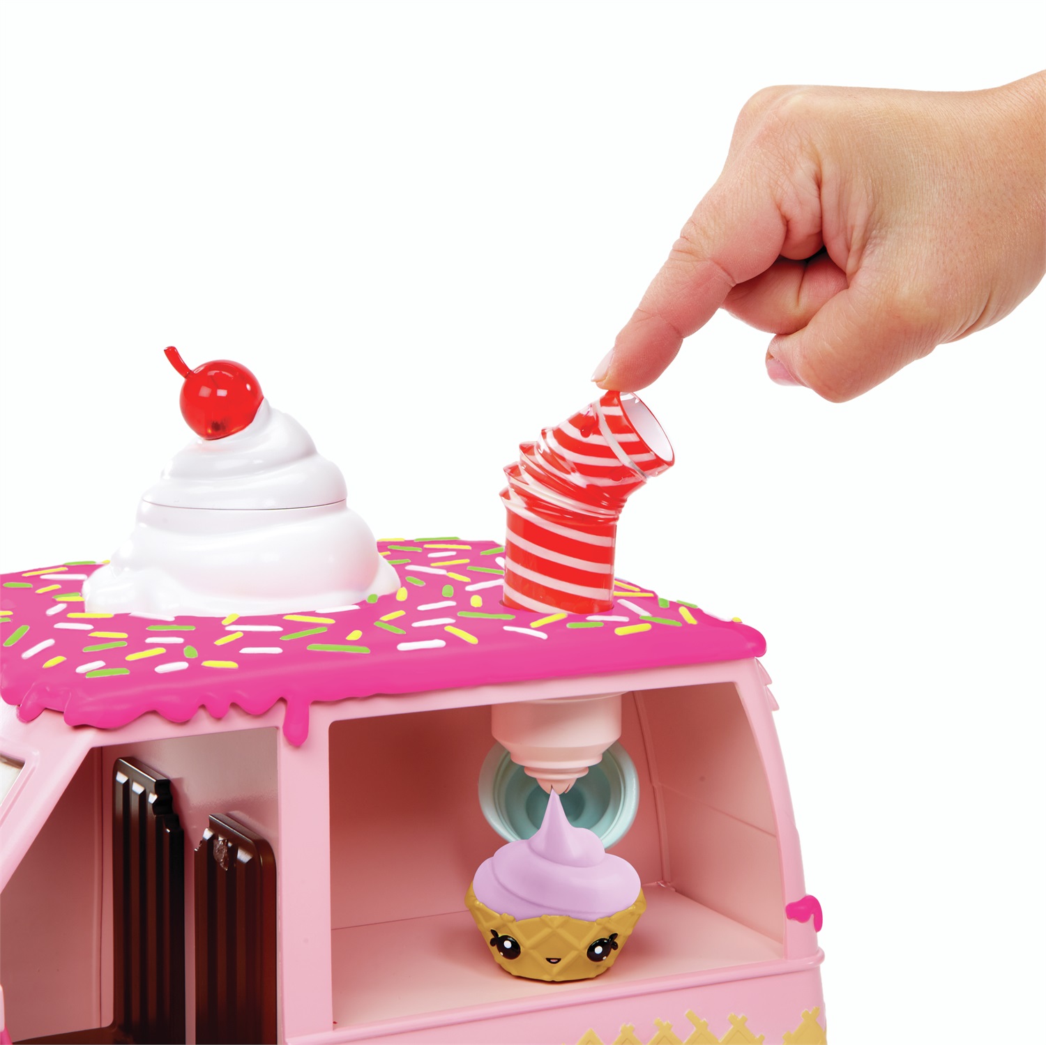 MGA Entertainment Yummiland Lipgloss Truck - Lucidalabbra per Bambini con 2 Num Noms e Kit per Creazione di Gusti Cioccolato e Torta di Compleanno, Età 4