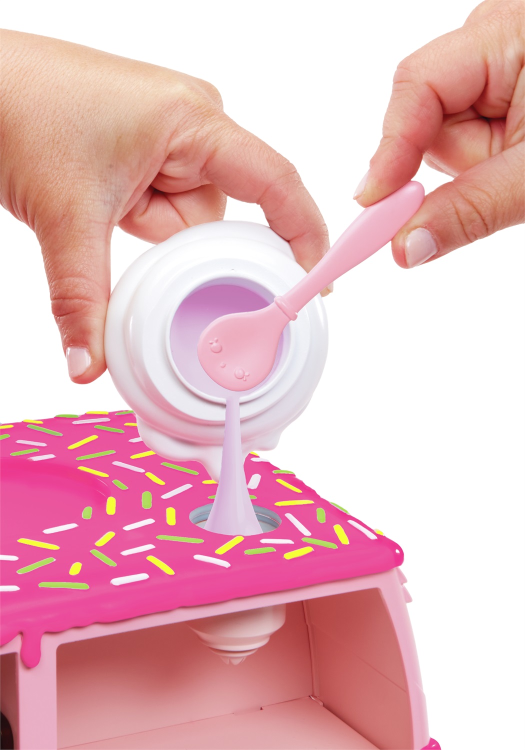 MGA Entertainment Yummiland Lipgloss Truck - Lucidalabbra per Bambini con 2 Num Noms e Kit per Creazione di Gusti Cioccolato e Torta di Compleanno, Età 4