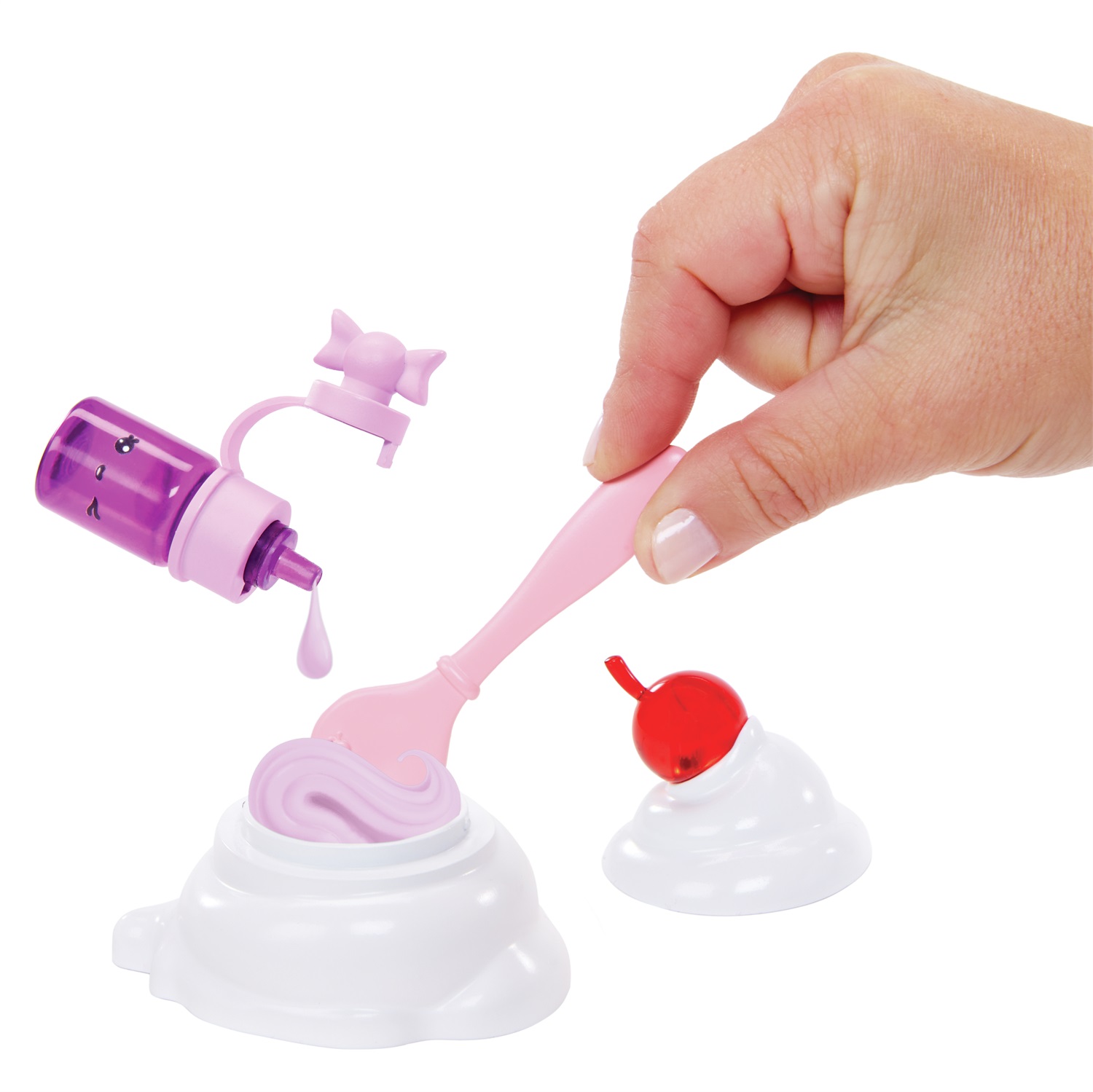 MGA Entertainment Yummiland Lipgloss Truck - Lucidalabbra per Bambini con 2 Num Noms e Kit per Creazione di Gusti Cioccolato e Torta di Compleanno, Età 4