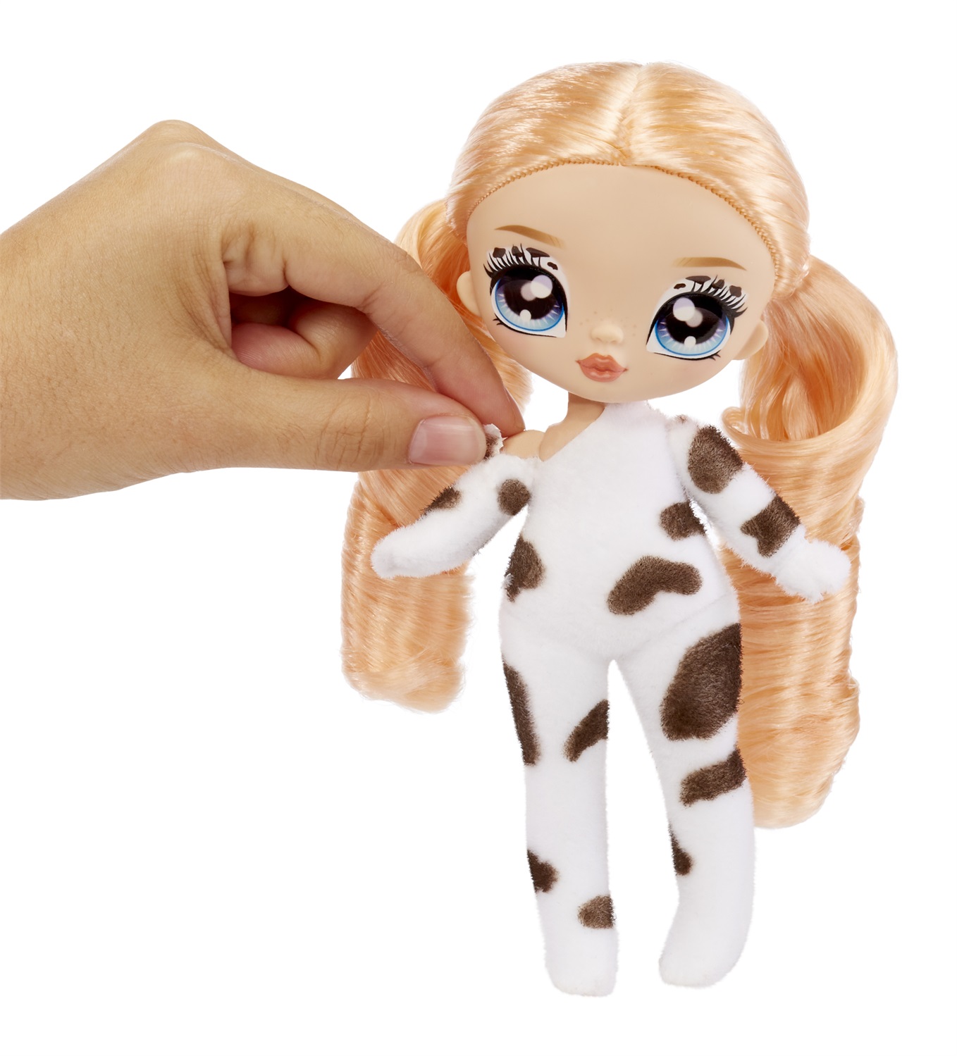 MGA Entertainment Na! Na! Na! Fuzzy Surprise Cora Cowgirl - Bambola Fashion Snodata 18 cm con Corpo Floccato, Berretto, Occhiali, Vestito e Scarpe - Età 4