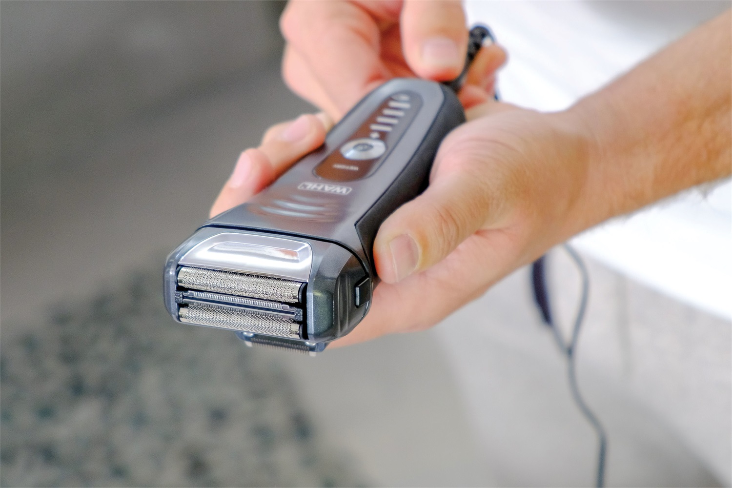 Wahl 7061-916 Aqua Shave Wet & Dry Rasoio Elettrico da Uomo con Lamina Flessibile e Display LED