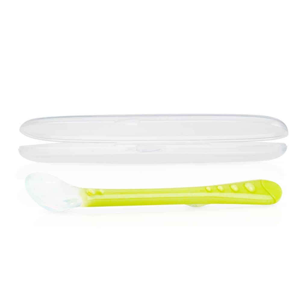 Nuby Cucchiaino in Silicone con Custodia 6m - Manico Allungato, Morbido e Flessibile, Colori Assortiti