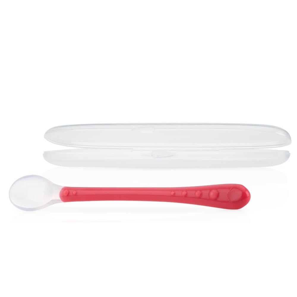 Nuby Cucchiaino in Silicone con Custodia 6m - Manico Allungato, Morbido e Flessibile, Colori Assortiti