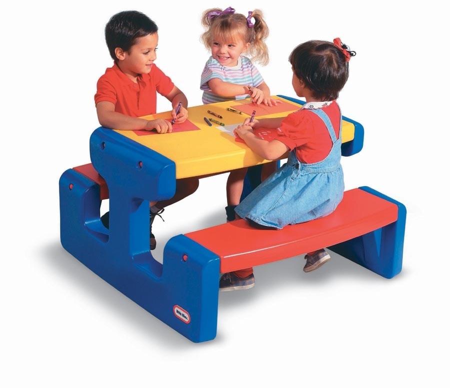 Little Tikes Tavolo da Picnic Grande con Panche - Fino a 6 Bambini - Ideale per Giochi, Compiti e Pranzi all'Aperto - Colori Primari