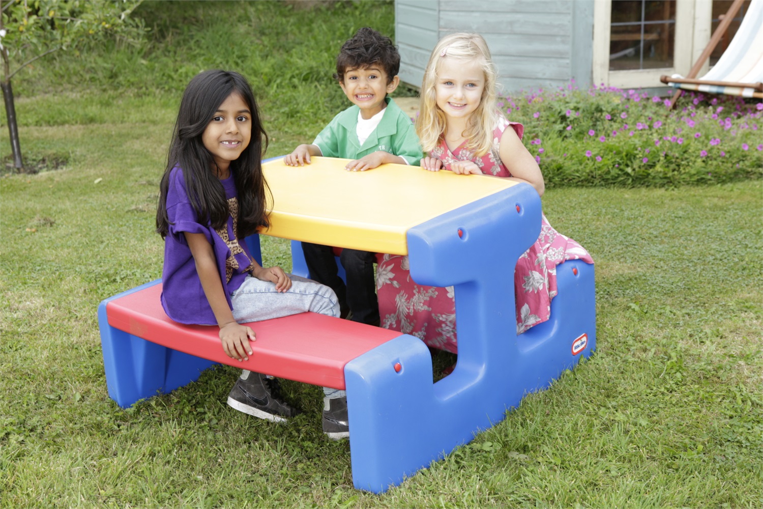 Little Tikes Tavolo da Picnic Grande con Panche - Fino a 6 Bambini - Ideale per Giochi, Compiti e Pranzi all'Aperto - Colori Primari