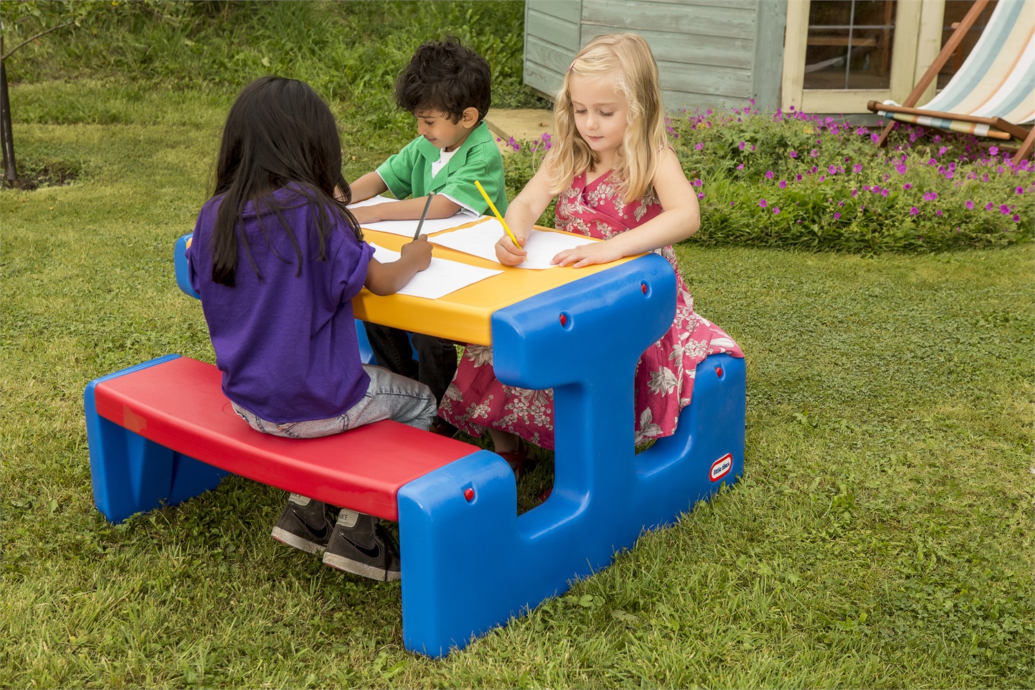 Little Tikes Tavolo da Picnic Grande con Panche - Fino a 6 Bambini - Ideale per Giochi, Compiti e Pranzi all'Aperto - Colori Primari