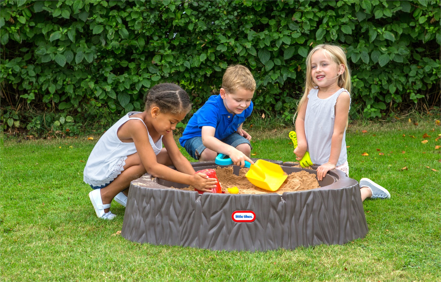 Little Tikes Recinto di Sabbia a Forma di Tronco - Ampia Area di Gioco, 3 Posti a Sedere e Coperchio Rimovibile, dai 24 Mesi