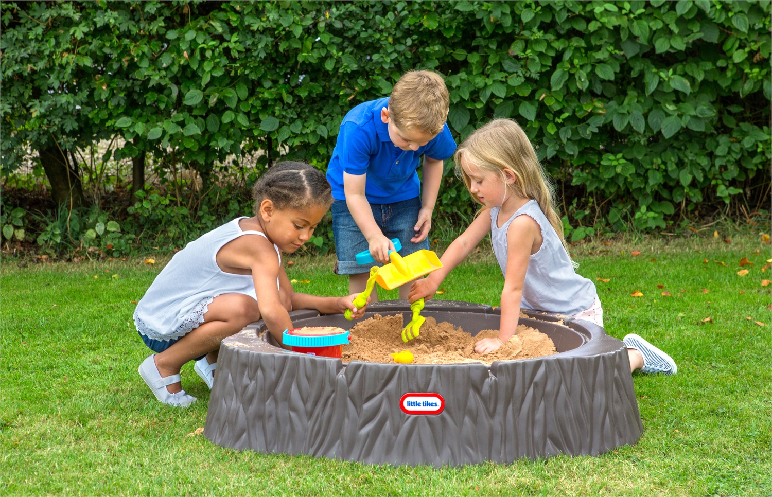 Little Tikes Recinto di Sabbia a Forma di Tronco - Ampia Area di Gioco, 3 Posti a Sedere e Coperchio Rimovibile, dai 24 Mesi