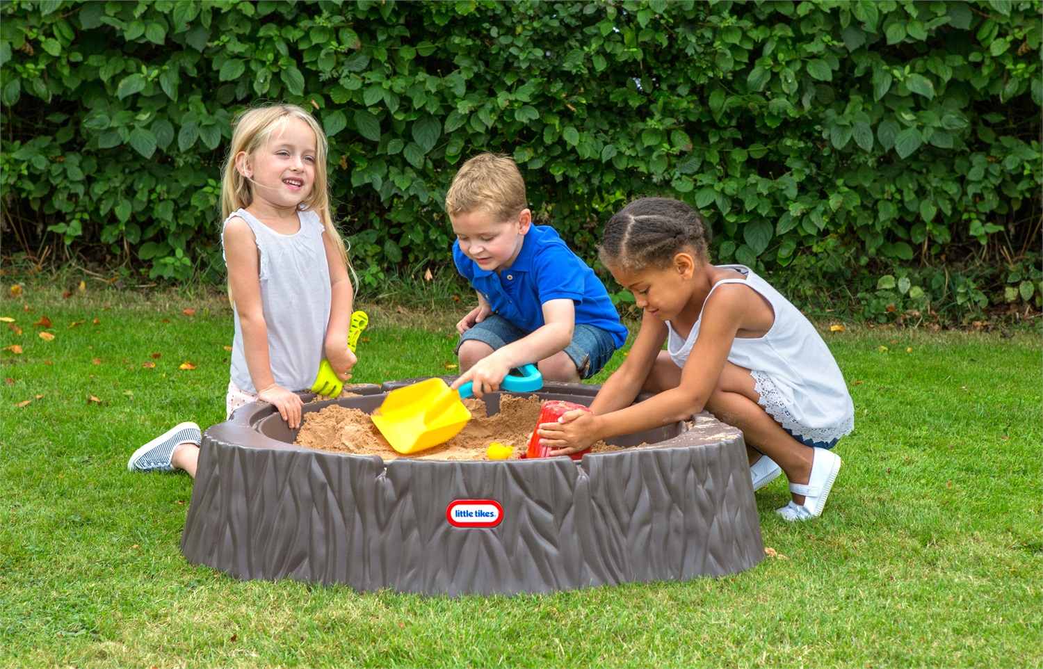 Little Tikes Recinto di Sabbia a Forma di Tronco - Ampia Area di Gioco, 3 Posti a Sedere e Coperchio Rimovibile, dai 24 Mesi