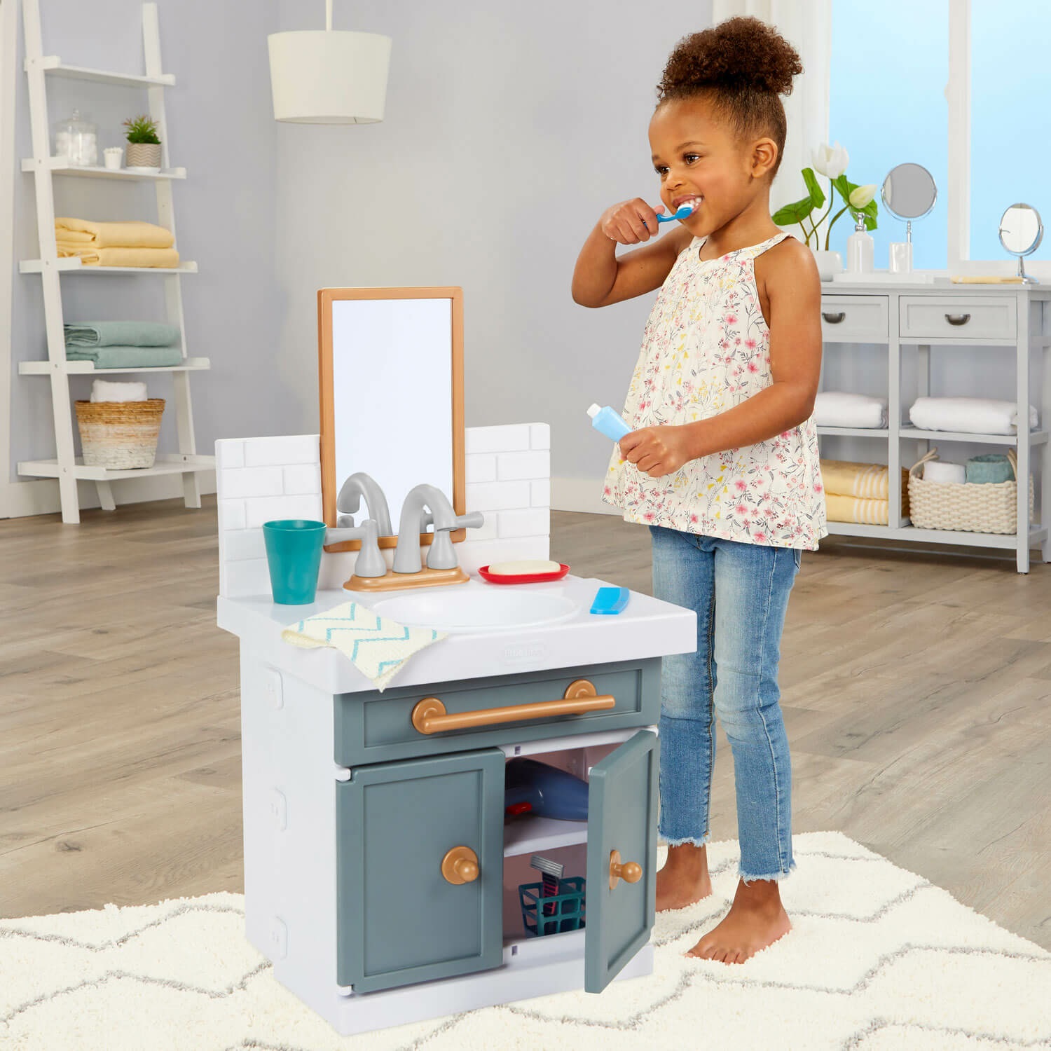 Little Tikes - Il Mio Primo Lavandino con Rubinetto Funzionante e 12 Accessori da Bagno, Giocattolo Interattivo Multicolore per Bambini dai 2 Anni in Su