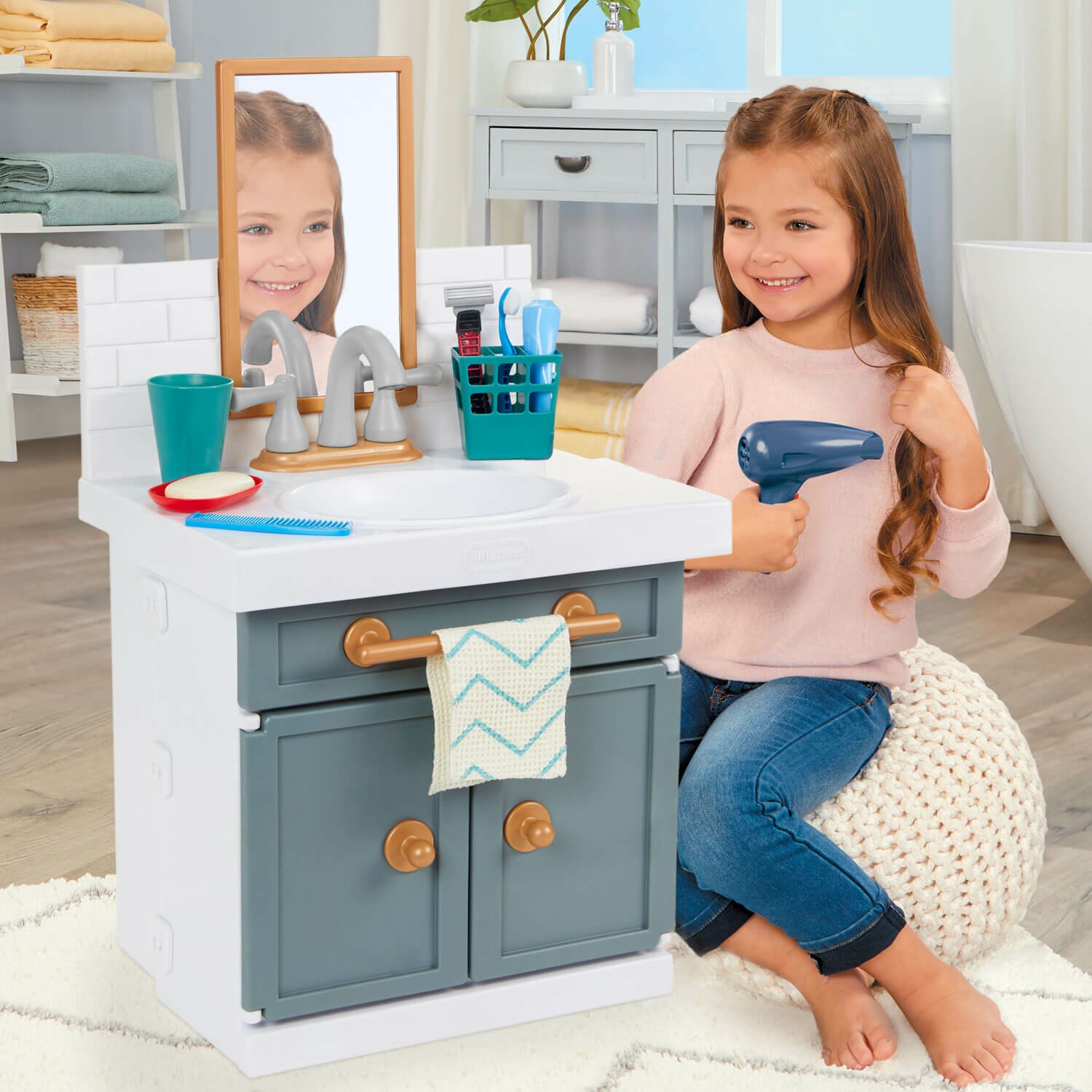 Little Tikes - Il Mio Primo Lavandino con Rubinetto Funzionante e 12 Accessori da Bagno, Giocattolo Interattivo Multicolore per Bambini dai 2 Anni in Su