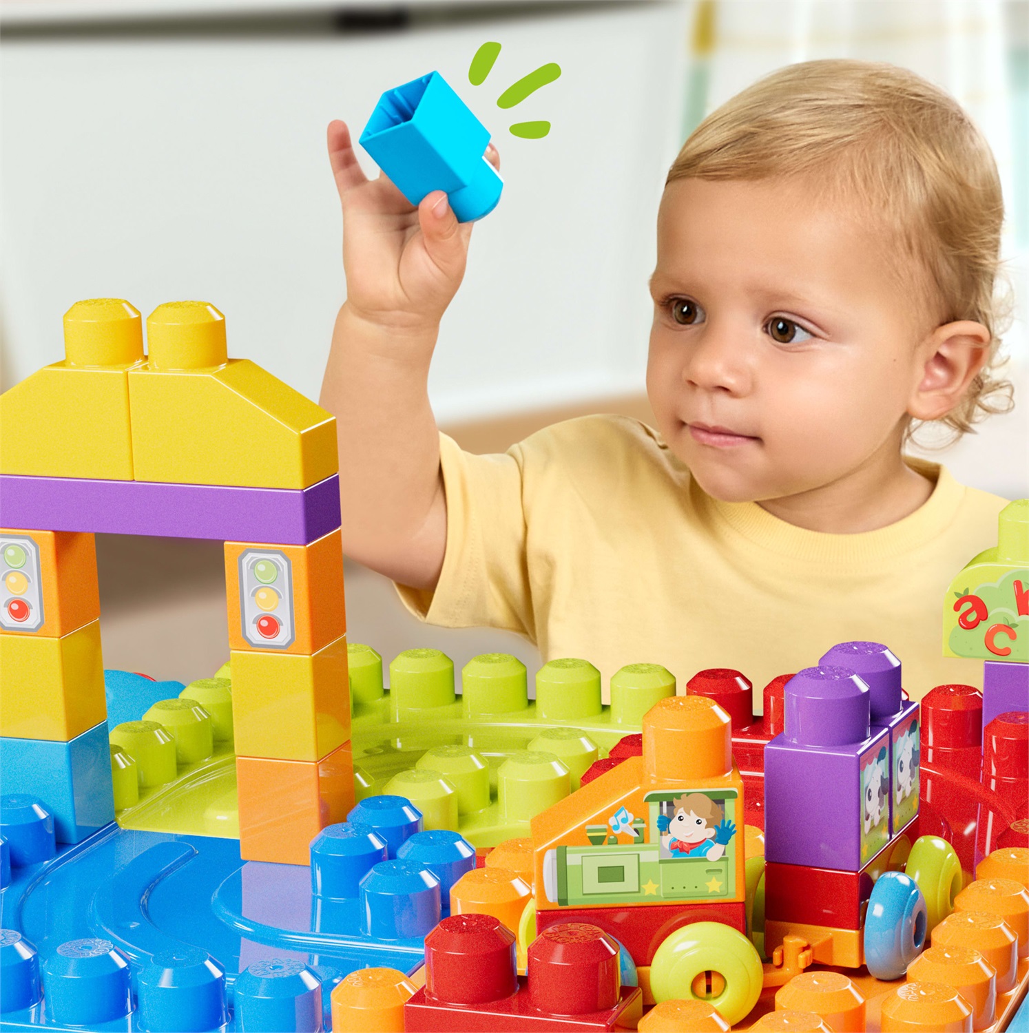 Mega Brands Mega Bloks - Tavolino Multi attività 3-in-1 Ripiegabile con Pista e 20 Blocchi Colorati per Bambini 1 Anni