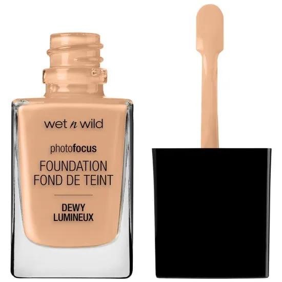 Wet n Wild Photo Focus Foundation Dewy 30 ml - Fondotinta Liquido Idratante Classic Beige per Pelli Normali a Secche, Vegan
