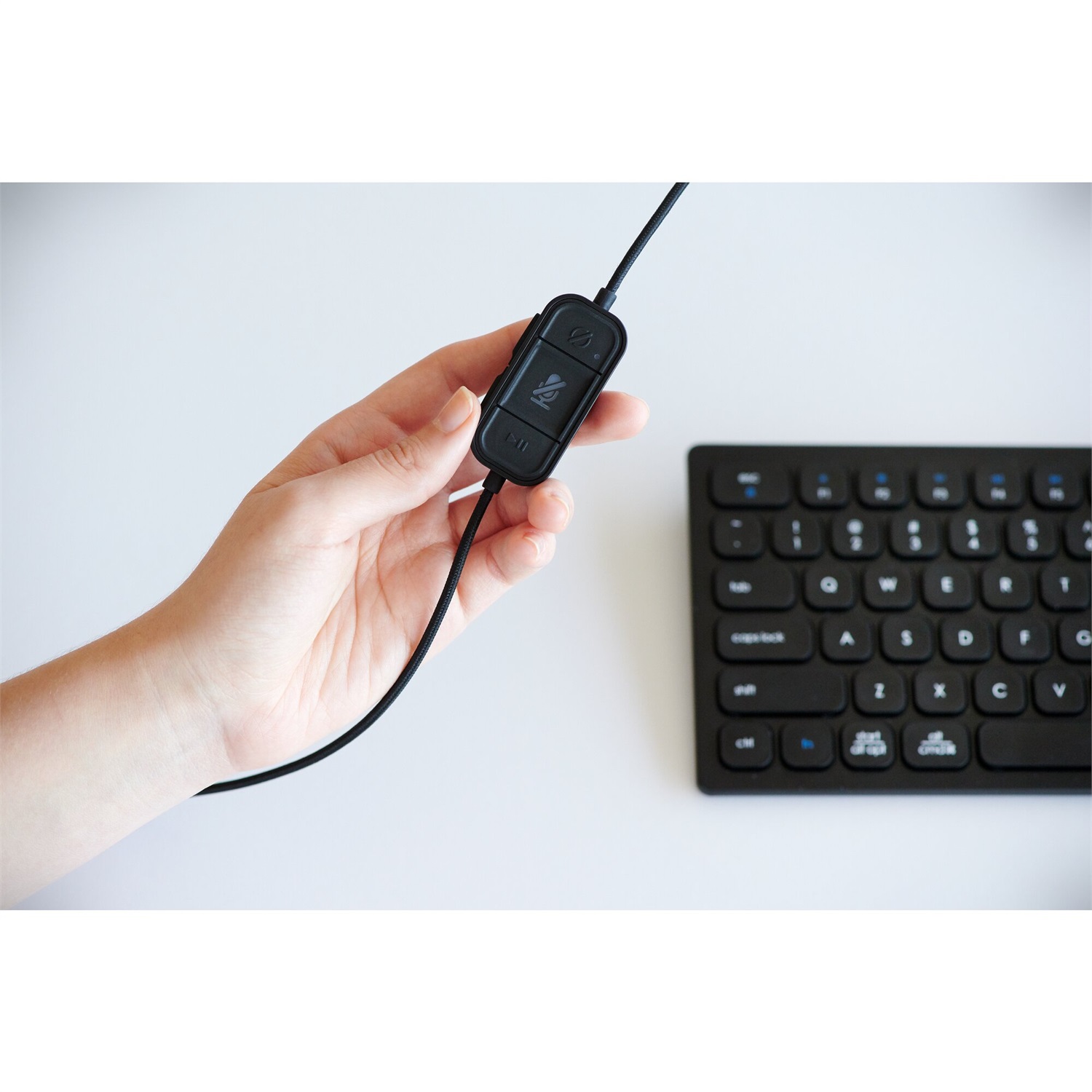 Kensington H2000 Cuffie Over-Ear USB-C con Microfono, Plug & Play, Cancellazione del Rumore Passiva, Compatibili con Windows e Mac, Cavo da 1,8 m, Nero