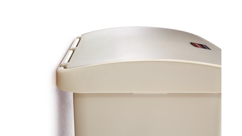 Rubbermaid Slim Jim® Step-On Contenitore in Resina Bianco 30 L con Coperchio Silenzioso e Pedale Robusto