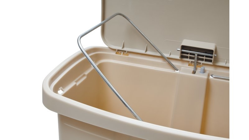 Rubbermaid Slim Jim® Step-On Contenitore in Resina Bianco 30 L con Coperchio Silenzioso e Pedale Robusto