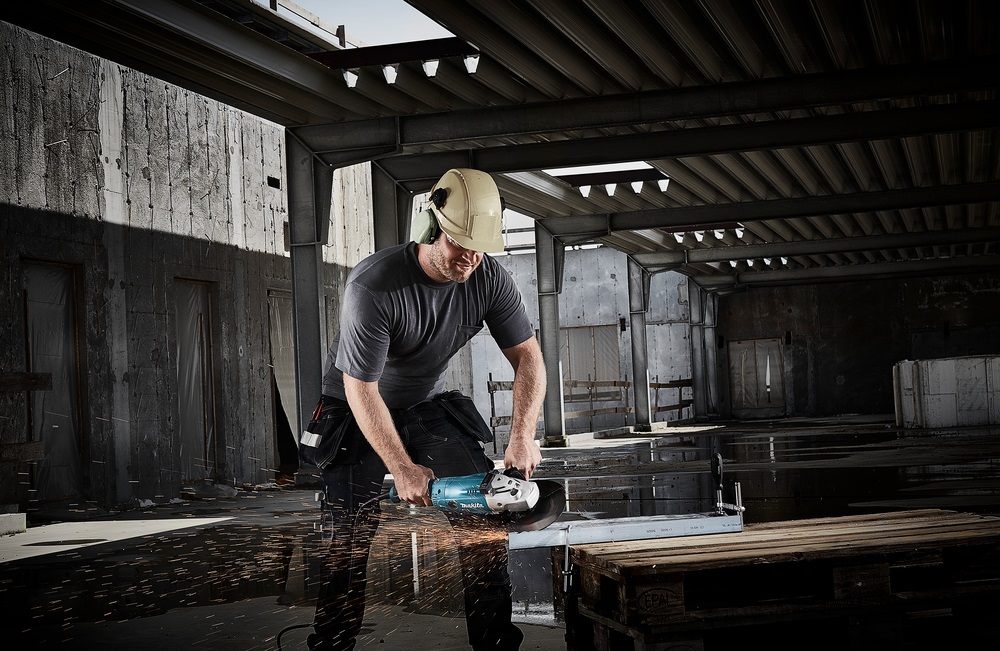 Makita GA9020KD Smerigliatrice Angolare 230 mm 2200 W 6600 g/min con Disco Diamantato e Valigetta