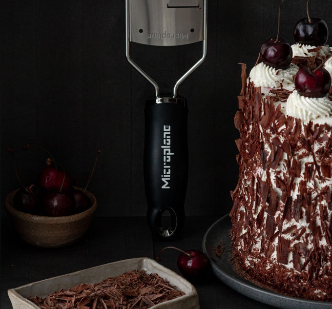 Microplane 45006 Grattugia Gourmet Nero in Acciaio Inox con Lama a Scaglie Grandi