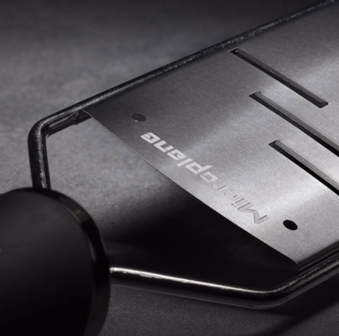 Microplane 45006 Grattugia Gourmet Nero in Acciaio Inox con Lama a Scaglie Grandi