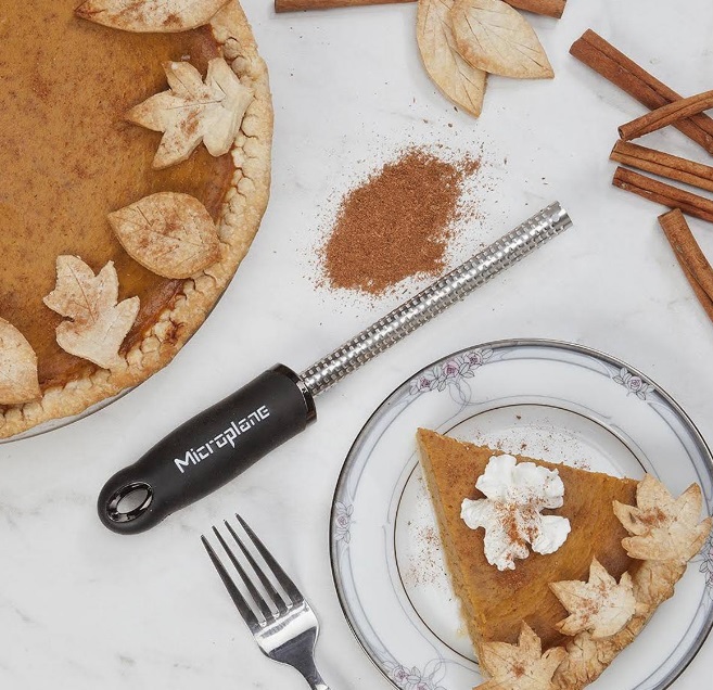 Microplane Grattugia per Spezie Premium Classic Nero - Acciaio Inossidabile, Affilatissime lame per Noce Moscata, Cannella, Cioccolato, Noci e Chicchi di caffè