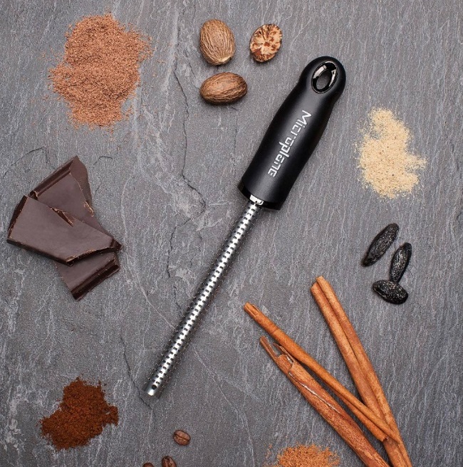 Microplane Grattugia per Spezie Premium Classic Nero - Acciaio Inossidabile, Affilatissime lame per Noce Moscata, Cannella, Cioccolato, Noci e Chicchi di caffè