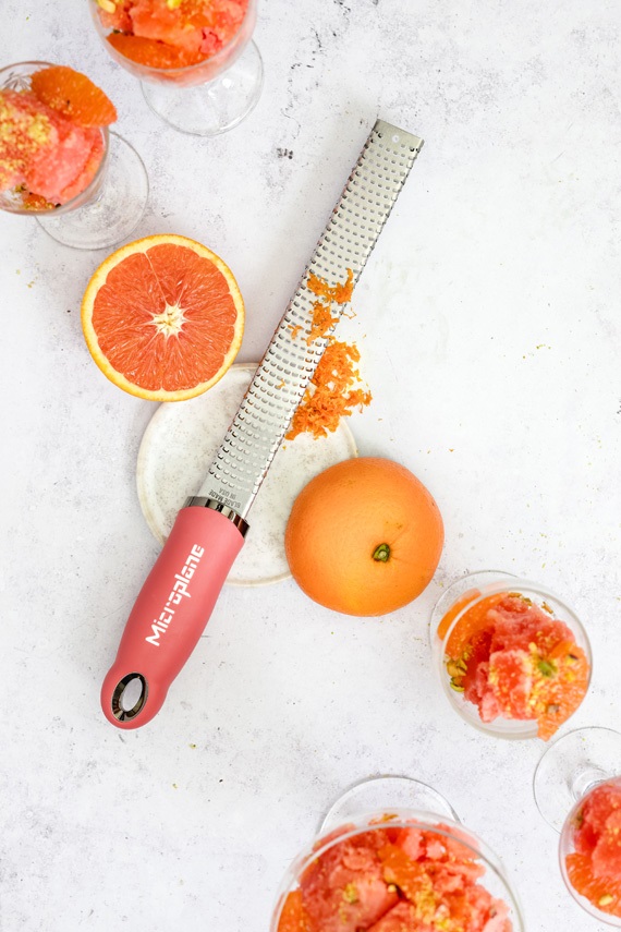 Microplane Grattugia Zester Premium Classic Rosa Antico in Acciaio Inossidabile con Lama Fine - Ideale per Agrumi, Formaggio a Pasta Dura, Zenzero, Cioccolato e Noce Moscata