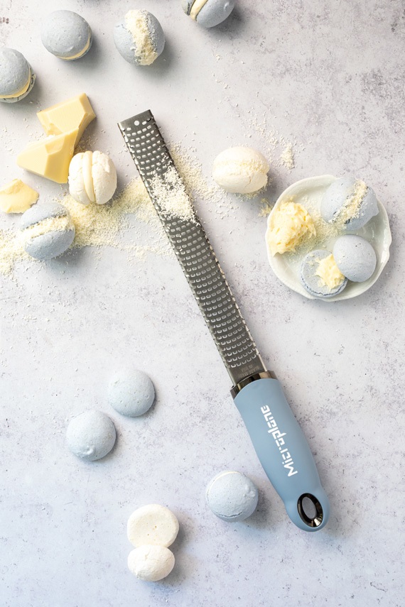 Microplane Grattugia Zester Blu in Acciaio Inossidabile - Lama Fine per Agrumi, Formaggio a Pasta Dura, Zenzero, Cioccolato e Noce Moscata - Made in USA