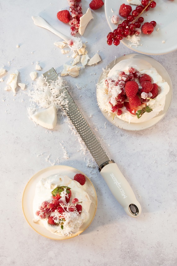 Microplane Grattugia Zester Premium Classic Avorio - Acciaio Inossidabile, Lama Fine per Agrumi, Formaggio, Zenzero e Cioccolato