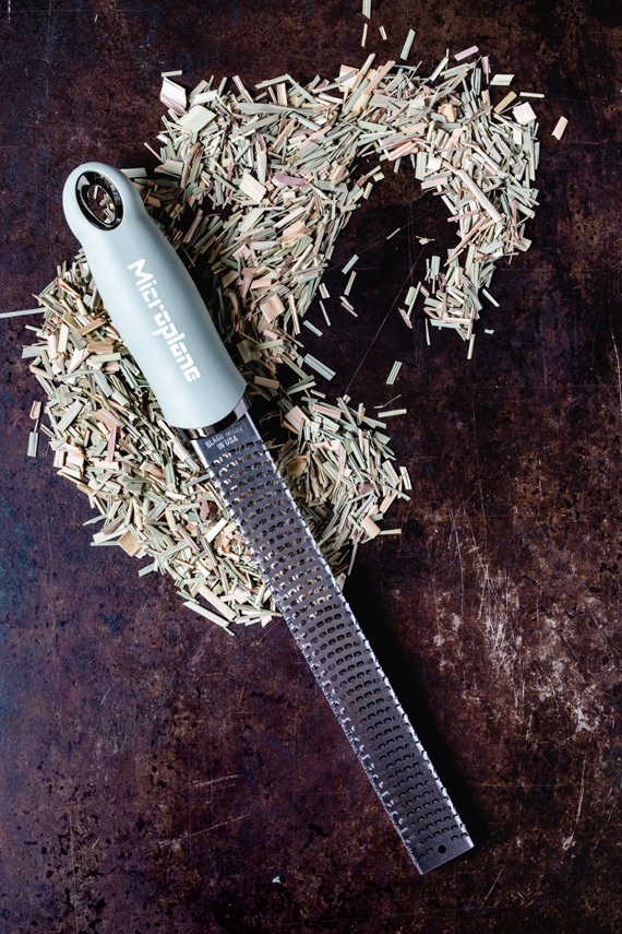 Microplane Grattugia Zester Premium Verde Salvia in Acciaio Inossidabile - Ideale per Agrumi, Formaggio, Zenzero e Cioccolato
