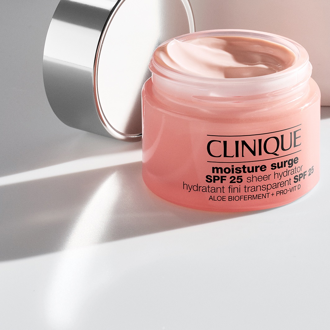 Clinique Moisture Surge™ SPF 25 Sheer Hydrator - Crema idratante leggera con protezione solare SPF 25, 50 ml