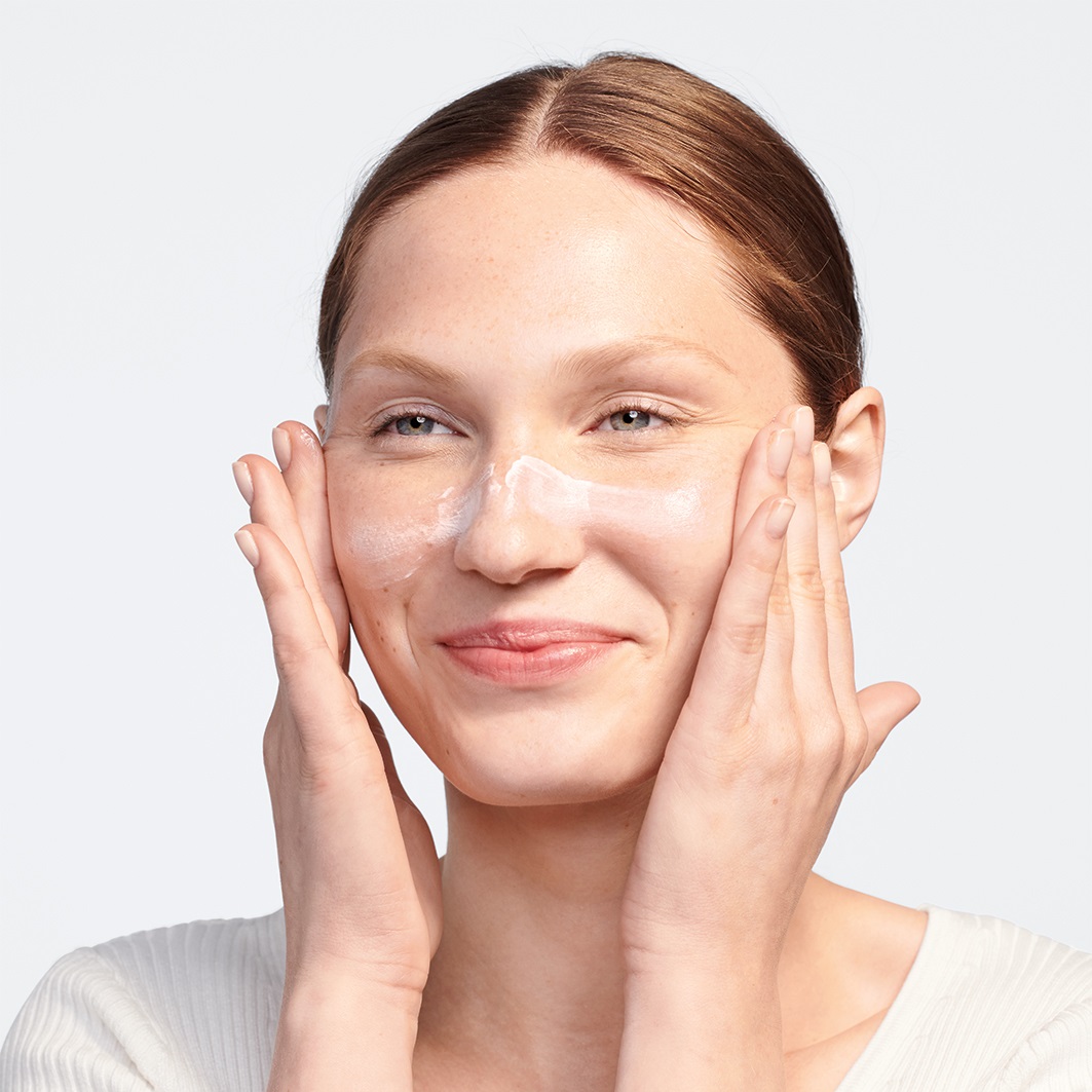 Clinique Moisture Surge™ SPF 25 Sheer Hydrator - Crema idratante leggera con protezione solare SPF 25, 50 ml