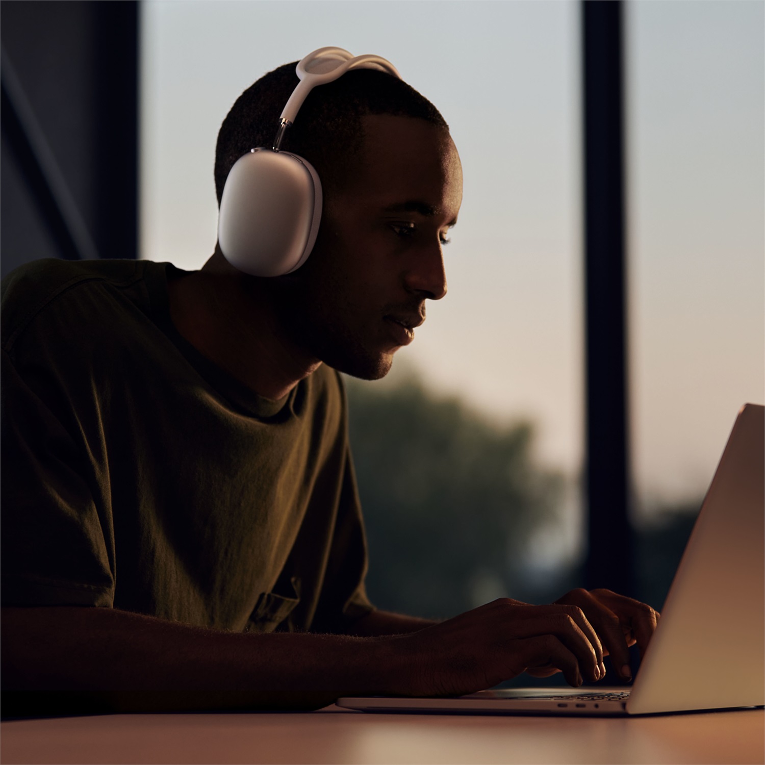 Apple AirPods Max - Cuffie wireless over-ear con Cancellazione attiva del rumore, Modalità Trasparenza, Audio spaziale personalizzato - Blu cielo