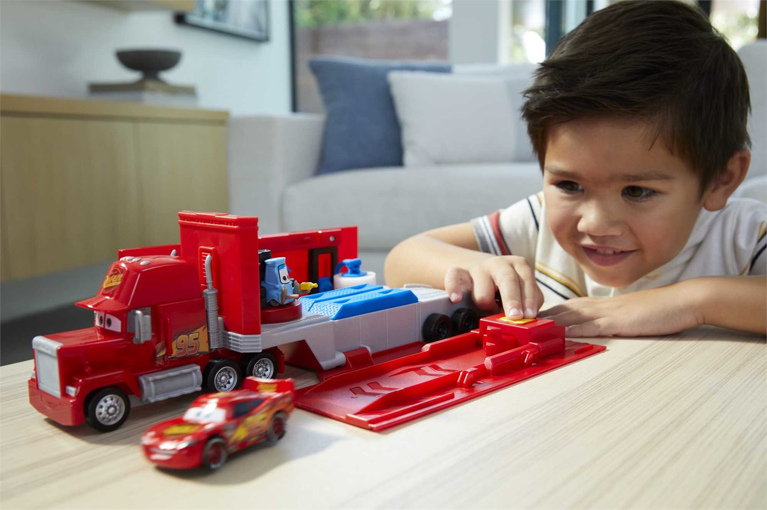 Mattel Disney Pixar Cars HDC75 - Mack Trasformabile Playset 2 in 1 con Camion e Officina Mobile, Lanciatore e Ponte, Giocattolo per Bambini dai 3 Anni in Su