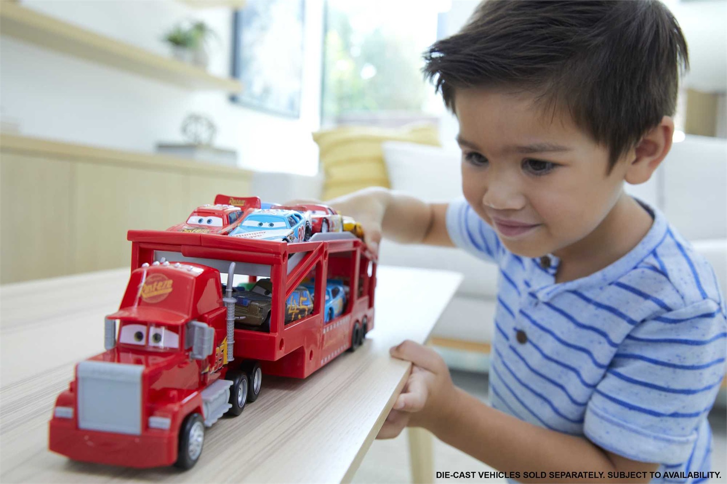 Mattel - Disney Pixar Cars Mack Trasportatore HDN03, Camion da 33 cm con Rampa e Spazio per Trasportare Fino a 12 Macchinine su Due Livelli, Giocattolo per Bambini 3 Anni