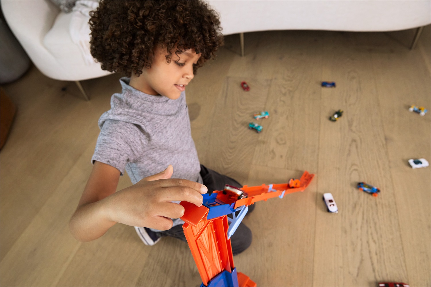 Hot Wheels City HDY92 - Autotrasportatore a Caduta Libera con 1 macchinina, oltre 20 veicoli in scala 1:64 e pista con discesa da 60 cm, Giocattolo per Bambini 4 Anni