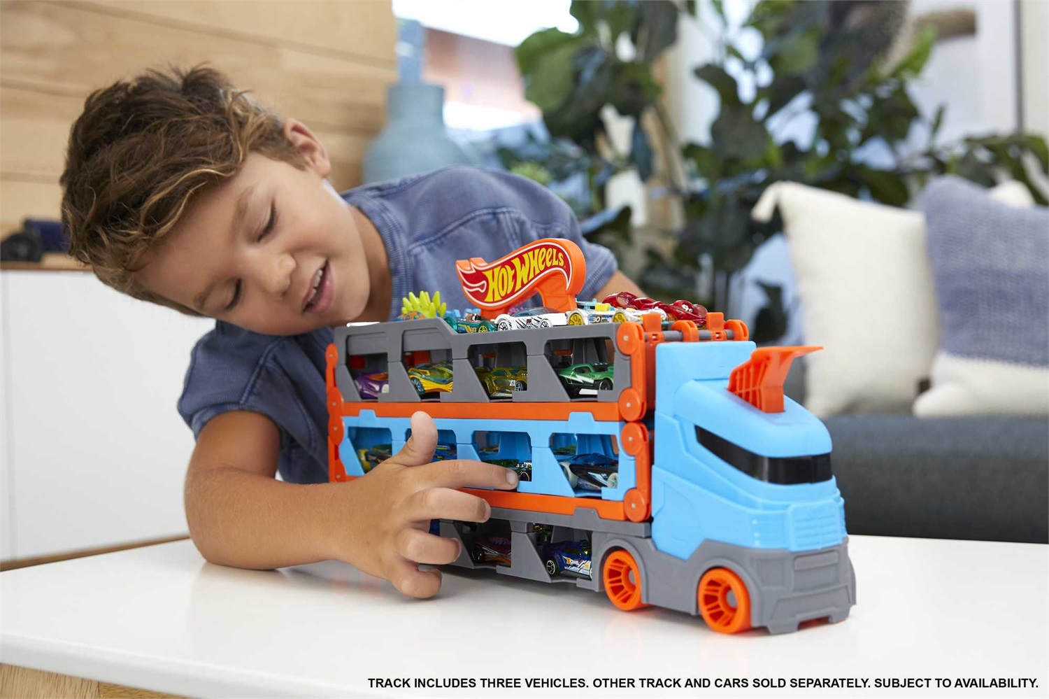 Hot Wheels HGH33 - Camion Trasportatore 2 in 1 con Pista e 3 Auto in Scala 1:64 per Bambini da 4 a 8 Anni
