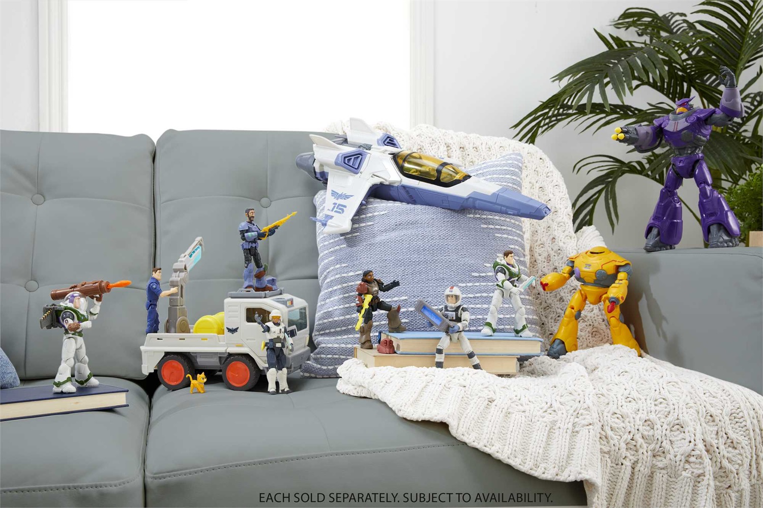 Mattel Disney and Pixar Lightyear Zurg Action Figure 10-in, 13 Giunti Posabili, Dettagli Autentici, Giocattolo da Collezione per Bambini dai 4 Anni in Su