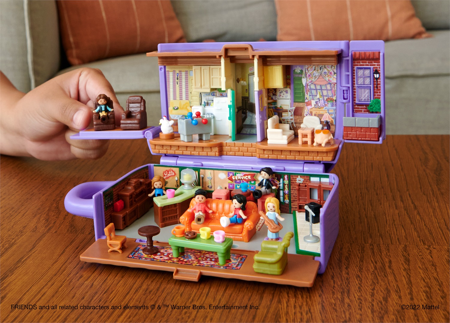 Polly Pocket HKV74 - Cofanetto Friends con Playset Tazza da Caffè Central Perk, 6 Personaggi, 9 Accessori e 3 Luoghi, Giocattolo per Bambini 4 Anni