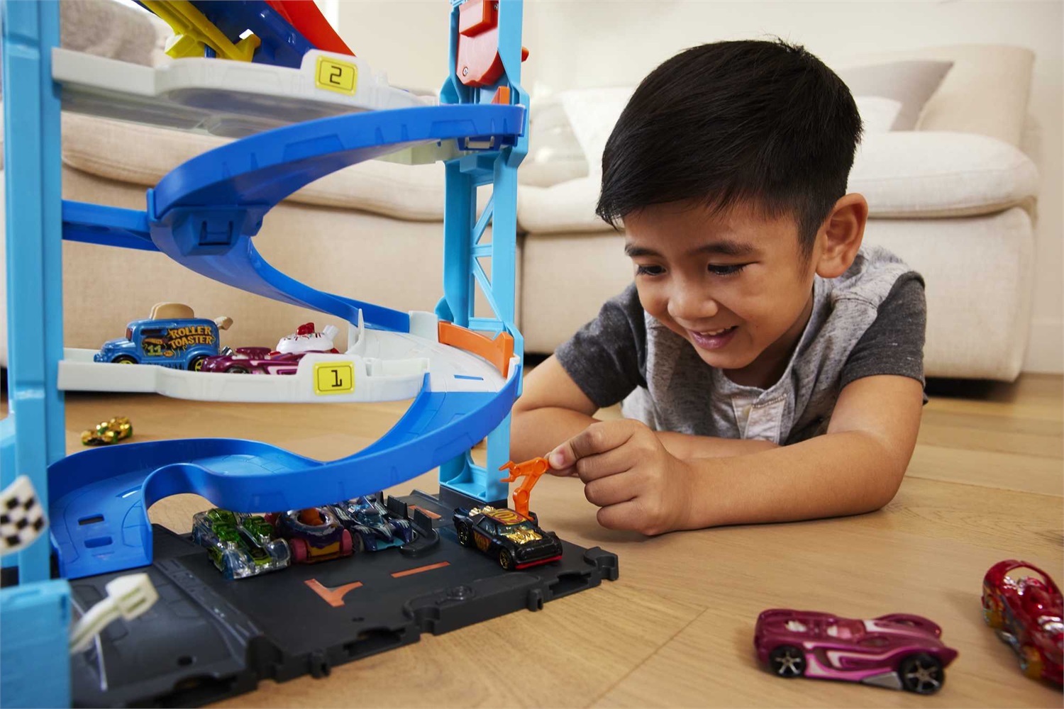 Hot Wheels City Playset HKX43 con Pista, 1 Macchinina, Torre 2 in 1 e Ascensore Azionabile - Giocattolo per Bambini 3 Anni