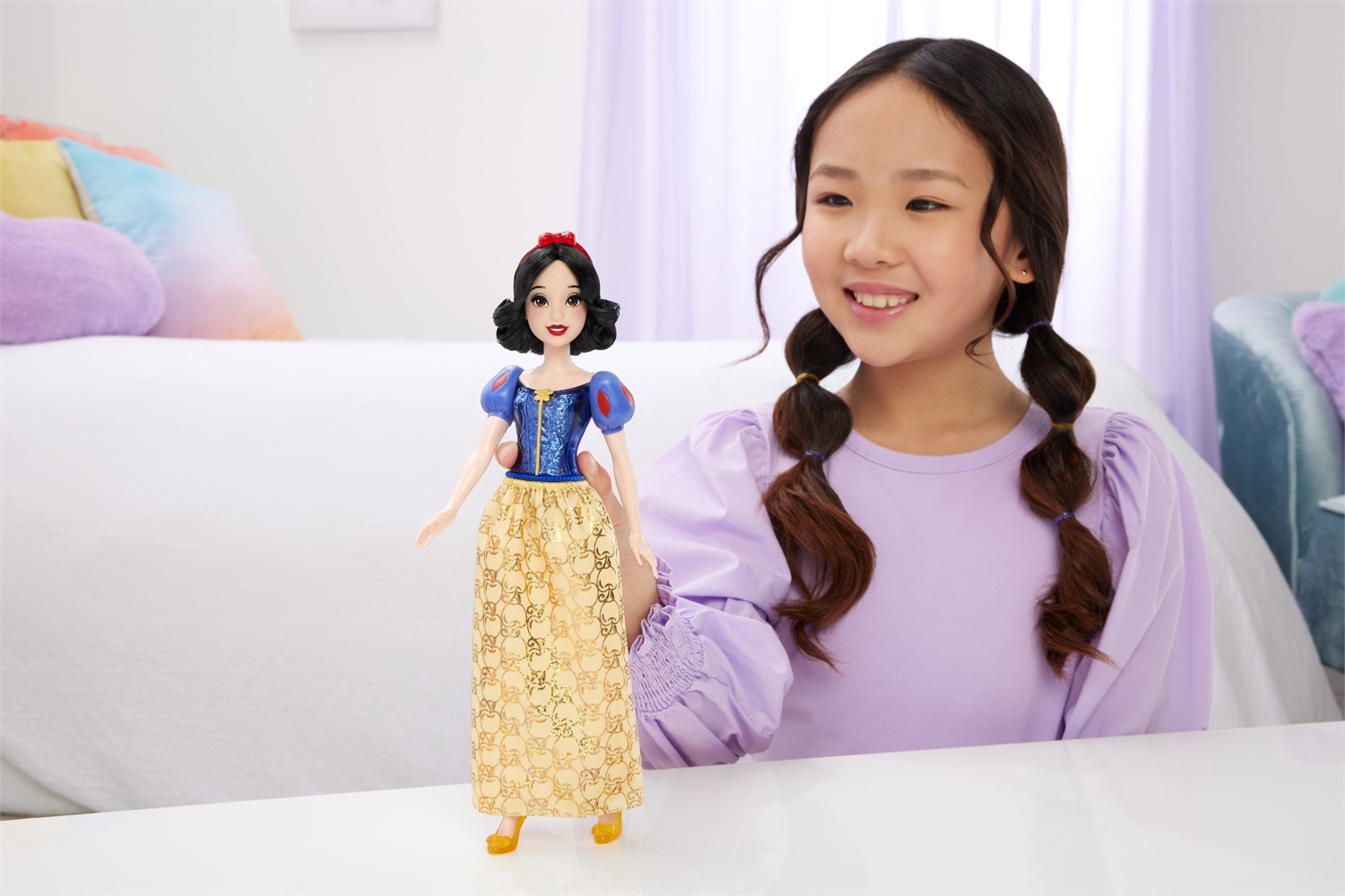 Mattel Disney Princess HLW08 Bambola Biancaneve Snodata con Outfit e Accessori Scintillanti - Giocattolo per Bambini 3 Anni