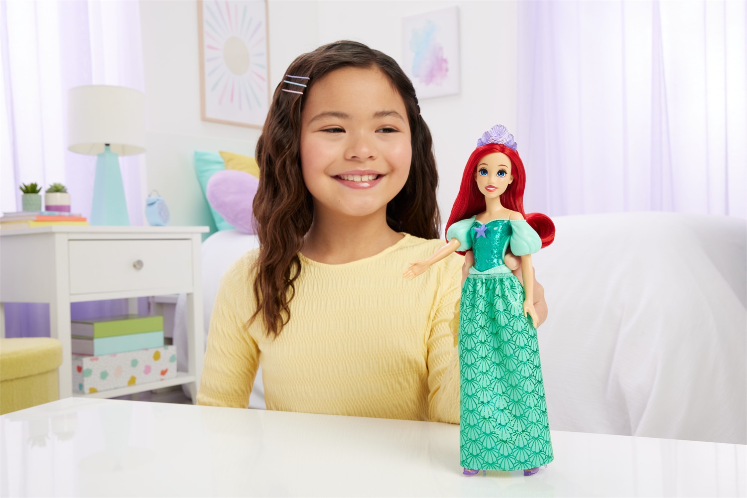 Mattel Disney Princess Ariel HLW10 - Bambola snodata con capi e accessori scintillanti ispirati al film La Sirenetta, per bambini 3 anni
