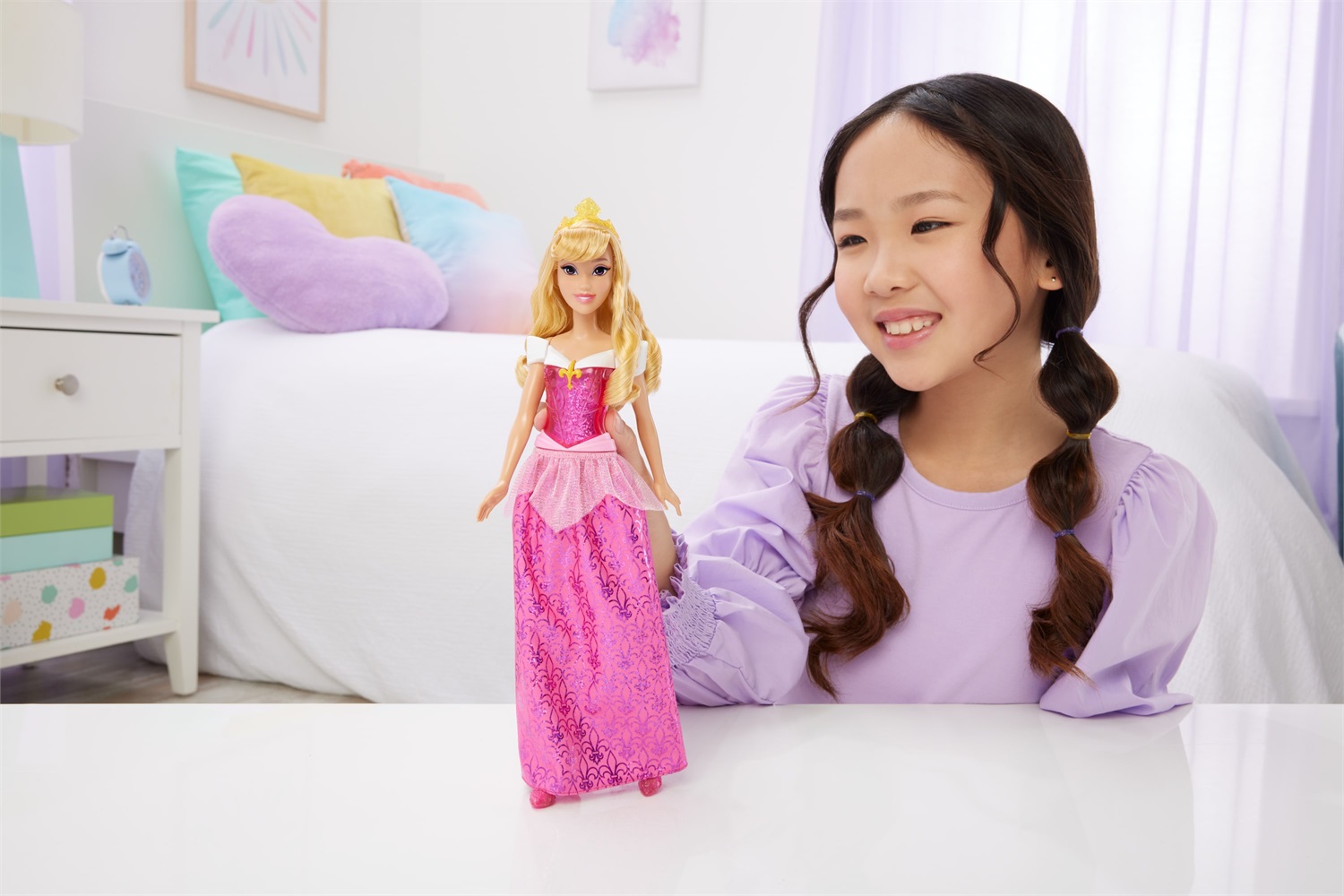 Mattel Disney Princess HLW09 - Bambola Aurora con Outfit e Accessori Scintillanti Ispirati a La Bella Addormentata nel Bosco, Giocattolo per Bambini 3 Anni