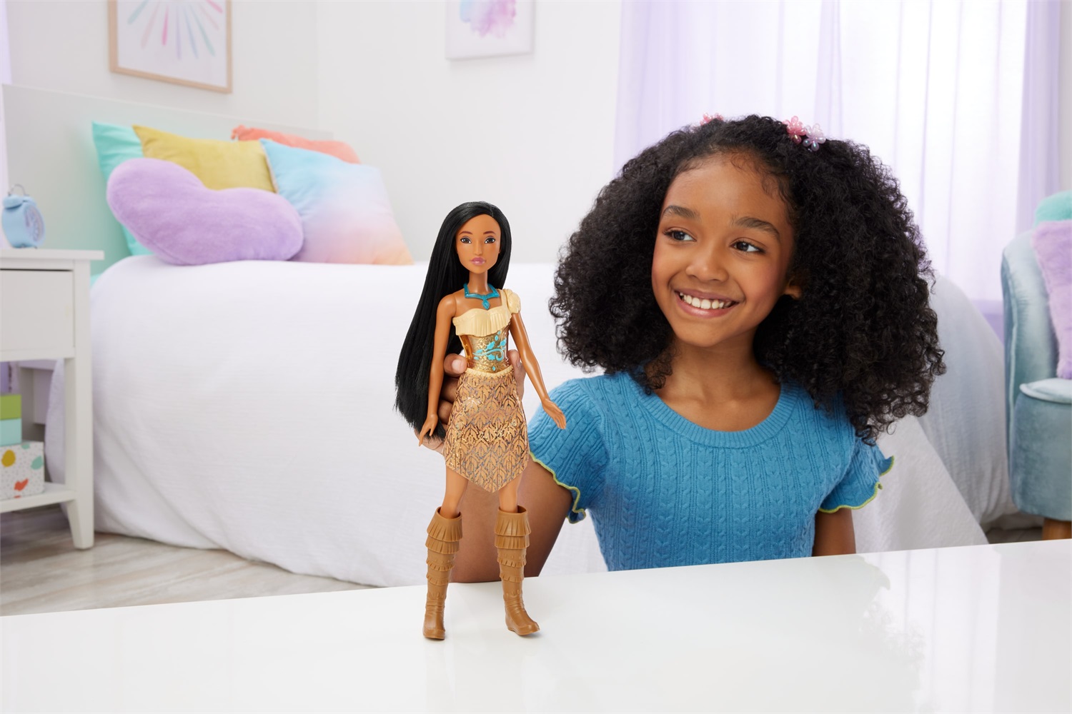 Mattel Disney Princess Pocahontas - Bambola snodata con capi e accessori scintillanti, Giocattolo per Bambini 3 Anni, HLW07