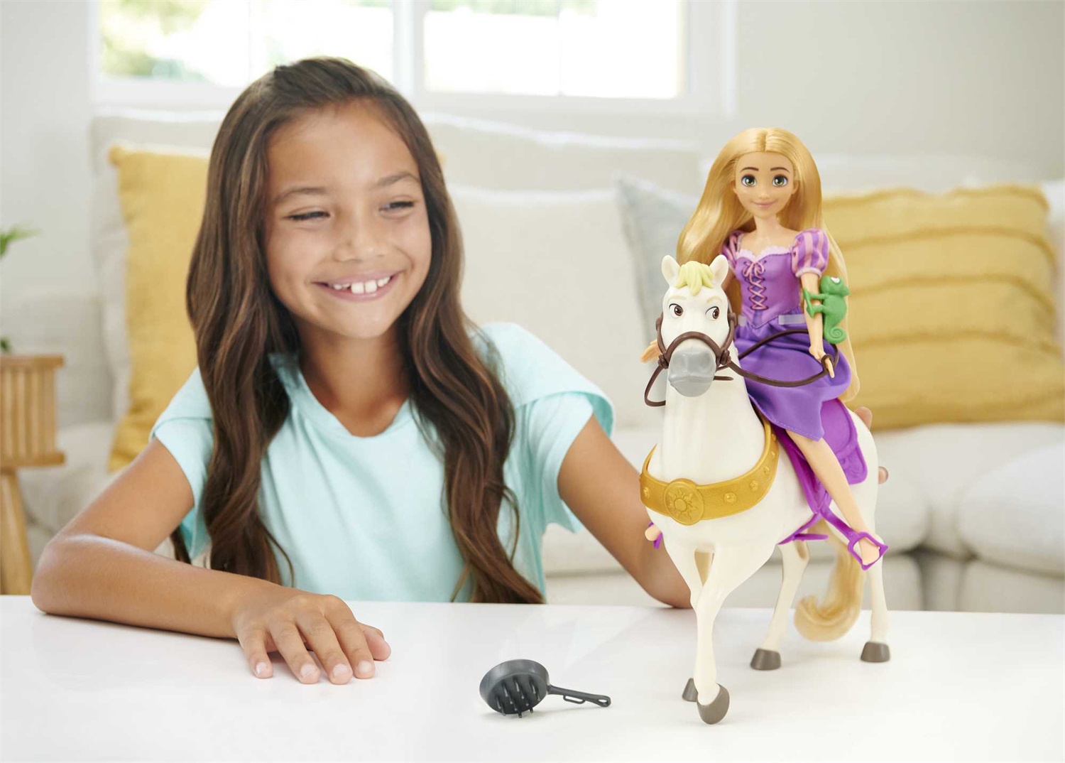 Mattel Disney Princess - Bambola Rapunzel con Maximus e Pascal, Accessori da Equitazione, Giocattolo per Bambini 3 Anni, HLW23